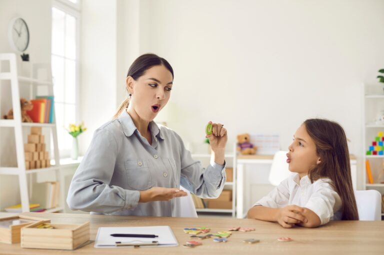 طفلك تعلم الإنجليزية ولا يستطيع التحدث بها !؟ إليك الحل