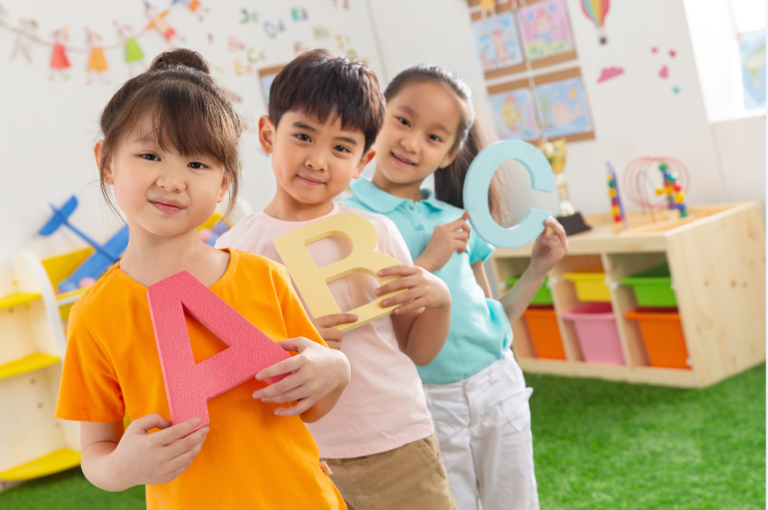 小学生保護者の英語学習に関する意識調査を実施〜85％が「日常的に英語を話す機会が必要」と回答〜